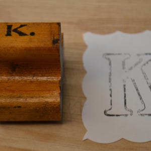 Vintage Klassenzimmer Anfangsmonogramm Buchstabe mit Holzgriff, auf Gummi montierter Stempel - K