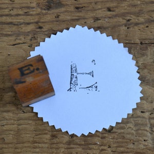 Vintage Klassenzimmer erste Monogramm Brief Holz behandelt Gummi montiert Stempel - E Lot 1