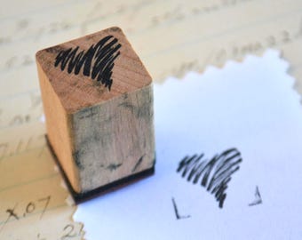Op hout gemonteerde rubberstempel met klein hartje