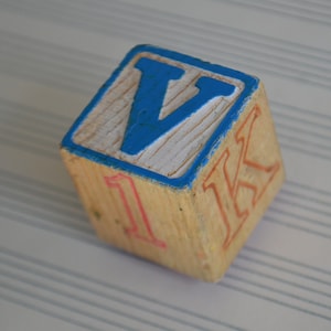 Ímã de geladeira inicial de letra azul vintage V