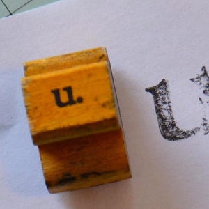 Vintage Klassenzimmer Anfangsmonogramm Kleinbuchstaben mit Holzgriff Auf Gummi montierter Stempel - u