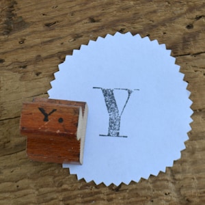 Vintage Klassenzimmer erste Monogramm Brief Holz behandelt Gummi montiert Stempel - Y Lot 2