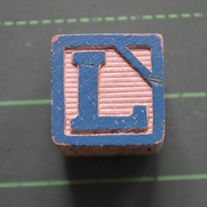 Imán para refrigerador con inicial de letra de bloque de madera azul vintage L