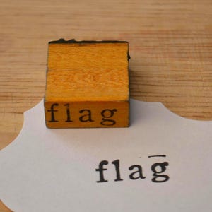Sello de goma vintage con mango de madera para aula educativa - Bandera