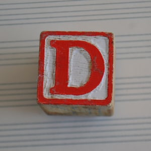 Imán para refrigerador con inicial de letra de bloque de madera roja vintage D