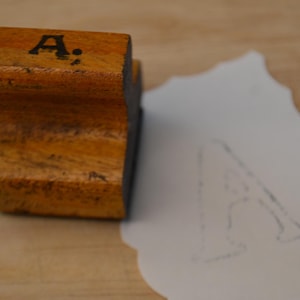 Vintage Klassenzimmer Initial Monogramm Buchstabe Holzgriff Gummi Stempel - A