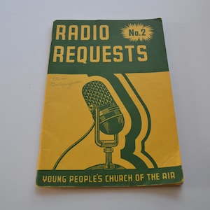 Może przedstawiać: Żółto-zielona broszura zatytułowana "Radio Requests No. 2" z ilustracją mikrofonu i tekstem "Young People's Church of the Air".