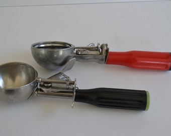 Vintage gekleurd schepijsschepje met plastic handvat