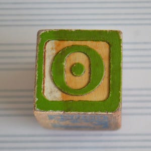 Imán para refrigerador con inicial de letra de bloque de madera verde vintage O