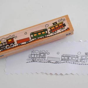 Sello de goma montado en madera con forma de tren antiguo