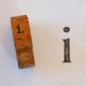 Vintage Klassenzimmer Anfangsmonogramm Kleinbuchstaben mit Holzgriff auf Gummi montierter Stempel - i