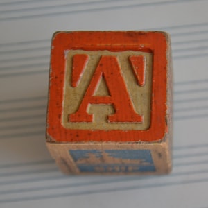 Imán para refrigerador con inicial en forma de letra de bloque de color naranja vintage A