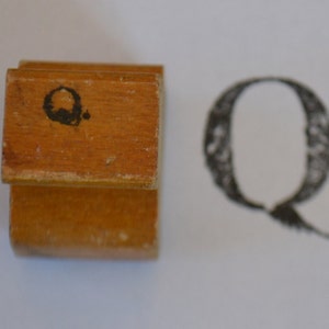 Vintage Classroom Initial Monogram Capital Lowercase Letter Wood Handled Rubber Mounted Stamp - Q