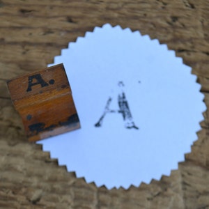 Vintage Klassenzimmer erste Monogramm Brief Holz behandelt Gummi montiert Stempel - eine Menge