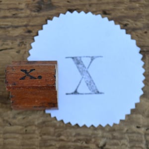 Vintage Klassenzimmer erste Monogramm Brief Holz behandelt Gummi montiert Stempel - X Lot 2
