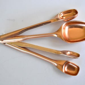 Vintage Assorted Colored Metal Kitchen Measuring Spoons Lot of 4