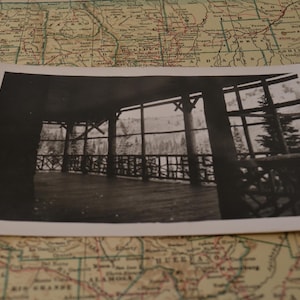 Vintage Ephemera Speicher kultige Souvenir Camp Hütte Yellowstone Nationalpark Reise-Postkarte