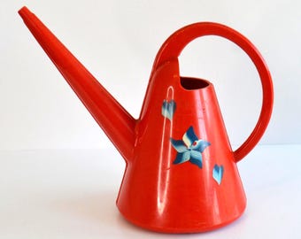 Röd vattenkanna i plast i vintagestil med 50-talsstil (endast rekvisita)