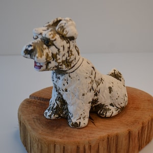 Figura de perro terrier desgastada vintage