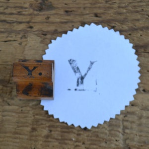 Vintage Klassenzimmer erste Monogramm Brief Holz behandelt Gummi montiert Stempel - Y Lot 1