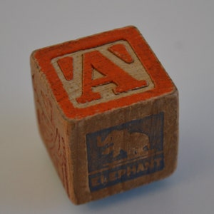 Imán para refrigerador con inicial en forma de letra de imprenta de color blanco y naranja vintage