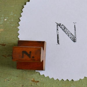 Vintage Klassenzimmer Anfangsmonogramm Großbuchstabe mit Holzgriff, auf Gummi montierter Stempel - N Lot # 3