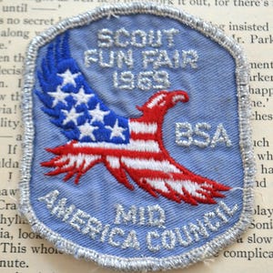 Distintivo ricamato patriottico vintage del 1969 della fiera degli scout BSA (Boy Scouts of America) del Mid America Council.