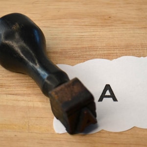 Vintage Klassenzimmer Initial Monogramm Buchstabe Holzgriff Gummi Stempel - A