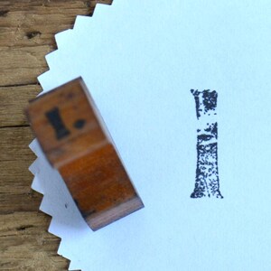 Vintage Klassenzimmer Anfangsmonogramm Buchstabe mit Holzgriff, auf Stempelgummi montiert - I Lot#1
