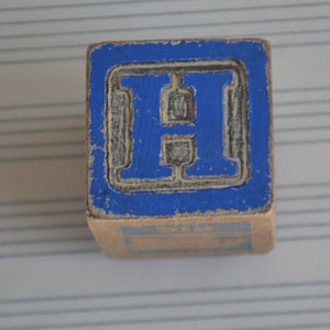 Imán para refrigerador con inicial en forma de letra mayúscula azul vintage H