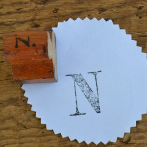 Vintage Klassenzimmer erste Monogramm Brief Holz behandelt Gummi montiert Stempel - N Lot 2