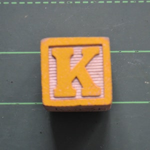Imán para refrigerador con inicial de letra de bloque de madera amarilla vintage K