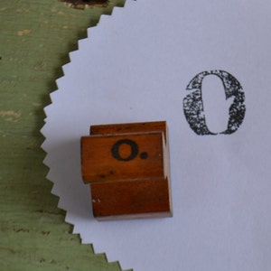 Vintage Klassenzimmer erste Monogramm Zahl Buchstabe Holz behandelt Gummi montiert Stempel - 0 o Lot 3