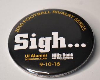 Vintage collectible Iowa Hawkeyes University of Iowa 2016 Iowa State Football Sportfan Alumni Speldbutton