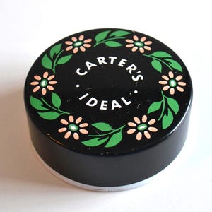 Puede incluir: Un letrero de madera rústica con el texto "Welcome to our home" en letras blancas. El letrero presenta un acabado envejecido y un diseño simple y acogedor, perfecto para la decoración de la entrada.