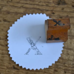 Vintage Klassenzimmer erste Monogramm Brief Holz behandelt Gummi montiert Stempel - X Lot 1