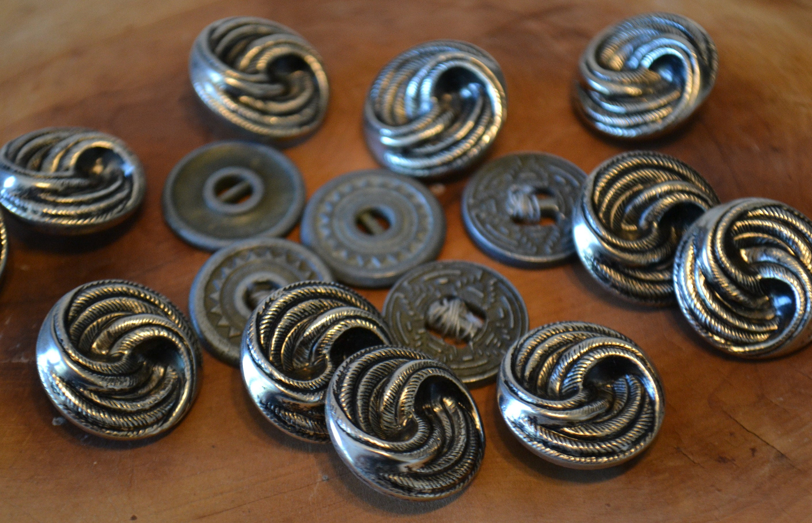 Lot De 6 Gros Boutons Vintage Noir Argenté Texturé - 2,7 Cm - Référence 5595 - Occasion