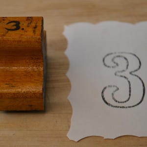 Vintage klaslokaalnummer: op rubber gemonteerde stempel met handvat: 3