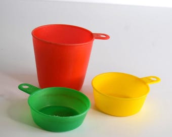 Vintage Plastic Kitchen Cooking Measuring Cups Set of 3
