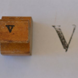 Vintage Klassenzimmer Initial Monogramm Großbuchstabe Holzgriff Stempel Stempel - V