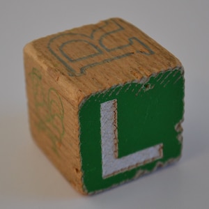 Ímã de geladeira vintage verde branco com letra inicial L