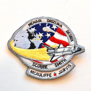 Distintivo vintage recuperado do programa espacial da NASA, incluindo os ônibus espaciais McNair, Onizuka, Resnik, Scobee, Smith e McAuliffee Jarvis.