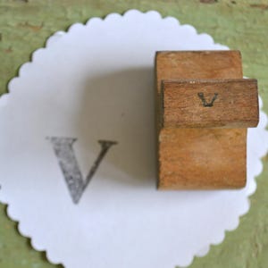 Vintage Klassenzimmer Anfangsmonogramm Buchstabe mit Holzgriff Gummimontierter Stempel - V