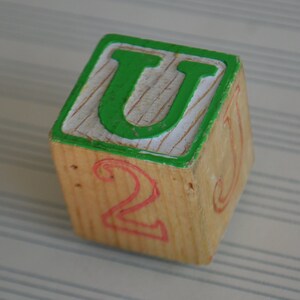Imán para refrigerador con inicial de letra de bloque de madera verde vintage U
