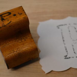 Vintage Klassenzimmer Initial Monogramm Buchstabe Holzgriff Gummi Stempel - P