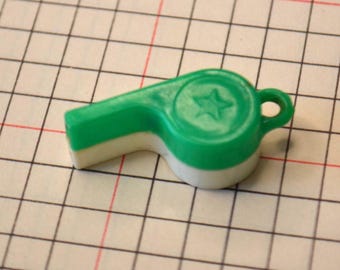 Vintage plastikowy zielono-biały gwizdek z zawieszką do biżuterii Crackerjack Cracker Jack
