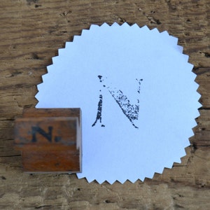 Vintage Klassenzimmer erste Monogramm Brief Holz behandelt Gummi montiert Stempel - N Lot 1