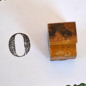 Timbro con manico in legno, montato su gomma, con iniziale, numero di classe vintage, monogramma, lettera maiuscola minuscola - O 0