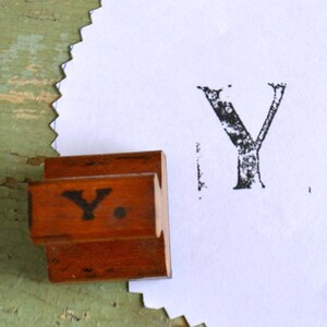 Vintage Classroom Initial Monogram Capital Letter Wood Handled Rubber Mounted Stamp - Y  Lot#3