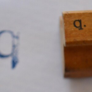 Vintage Klassenzimmer Anfangsmonogramm Kleinbuchstaben mit Holzgriff und Stempel-q